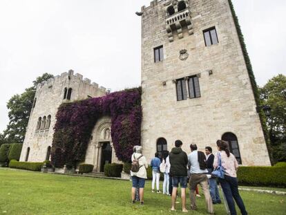 En foto, visitantes del pazo de Meirás, bajo la Torre de la Quimera en la que Emilia Pardo Bazán guardaba su biblioteca. En vídeo, la polémica sobre la adquisición de la finca.