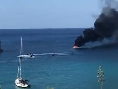 Un barco en llamas en Port Adriano (Mallorca).