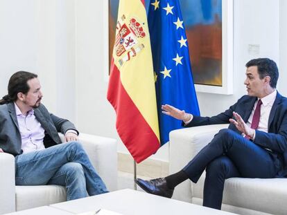 Pedro Sánchez y Pablo Iglesias en el palacio de La Moncloa, el pasado mayo. En vídeo, las valoraciones de Alberto Garzón a la propuesta de Unidas Podemos.