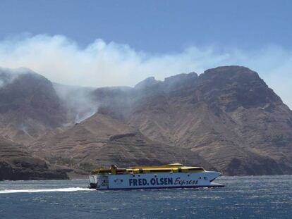 El ferri de Fred Olsen sale del puerto de Las Nieves bajo la humareda de un foco del incendio. En vídeo, imágenes de los vecinos pudiendo regresar a sus hogares.