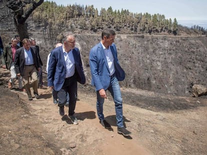 El presidente del Gobierno, Pedro Sánchez (a la derecha) y el presidente del Gobierno de Canarias, Angel Víctor Torres, este jueves. En vídeo, Sánchez lleva a Gran Canaria el compromiso del Gobierno con los afectados por el incendio