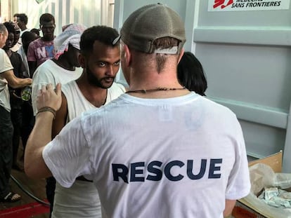 Migrantes a bordo del Ocean Viking, operado por las ONG francesas SOS Mediterranée y Médicos sin Fronteras. En vídeo, los 356 migrantes del Ocean Viking desembarcan por fin en tierra firme.