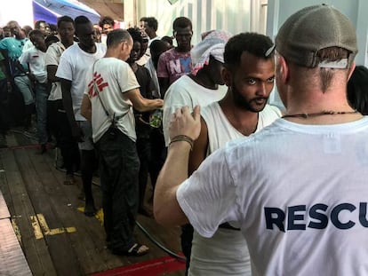 Migrantes a bordo del Ocean Viking, operado por las ONG francesas SOS Mediterranée y Médicos sin Fronteras. En vídeo, los 356 migrantes del Ocean Viking desembarcan por fin en tierra firme.