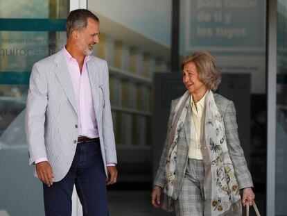 Felipe VI y la reina Sofía abandonan el hospital Quirónsalud, en Pozuelo de Alarcón (Madrid). En vídeo, el parte médico de la operación.