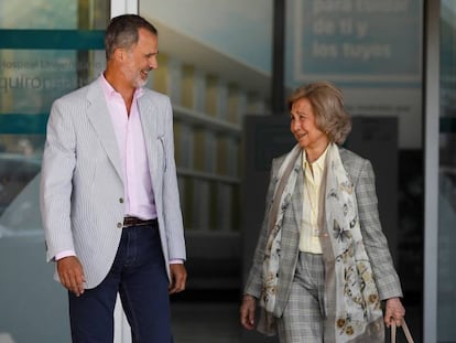 Felipe VI y la reina Sofía abandonan el hospital Quirónsalud, en Pozuelo de Alarcón (Madrid). En vídeo, el parte médico de la operación.