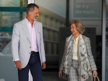 Felipe VI y la reina Sofía abandonan el hospital Quirónsalud, en Pozuelo de Alarcón (Madrid). En vídeo, el parte médico de la operación.