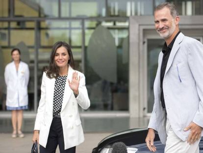 En vídeo, los reyes Felipe y Letizia llegan al hospital.