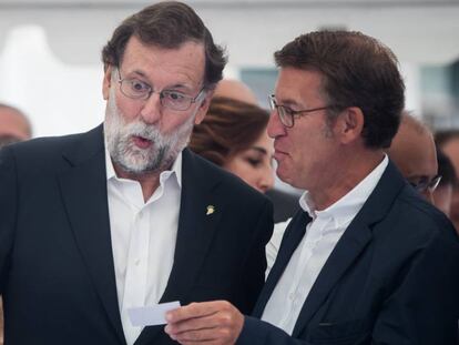 En la foto, el expresidente del Gobierno, Mariano Rajoy, con Feijóo durante la Festa da Vendimia de Leiro (Ourense) donde ejerció de pregonero. En vídeo, el pregón.