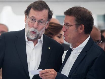 En la foto, el expresidente del Gobierno, Mariano Rajoy, con Feijóo durante la Festa da Vendimia de Leiro (Ourense) donde ejerció de pregonero. En vídeo, el pregón.