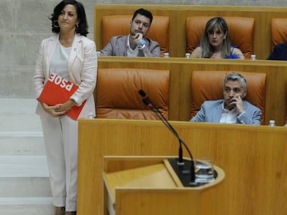 La candidata socialista, Concha Andreu, espera en su escaño a comenzar su segundo discurso de investidura. En vídeo, un fragmento del discurso.
