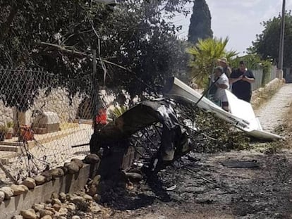 En foto, imagen del accidente en Inca (Mallorca), en el que un helicóptero y una avioneta chocaron en el aire y murieron los siete ocupantes de las aeronaves. En vídeo, así ha ocurrido el accidente.