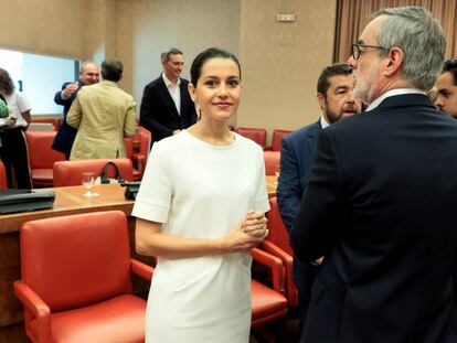 Inés Arrimadas, durante la sesión de la Diputación Permanente del Congreso, este martes. En vídeo, declaraciones de Arrimadas.