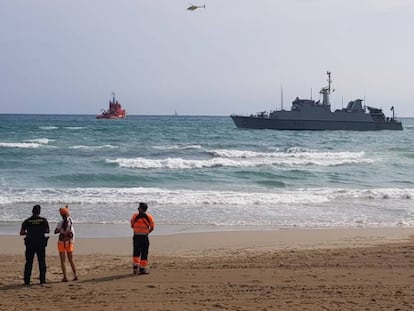 En foto, el cazaminas 'Turia', encallado en La Manga cuando participaba en las tareas de búsqueda del avión de la Patrulla Águila siniestrado este lunes. En vídeo, el cazaminas 'Turia' encallado en La Manga.