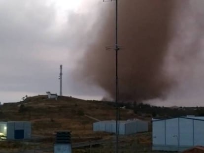 Uno de los tornados grabado ayer por un vecino de Campillos (Málaga).