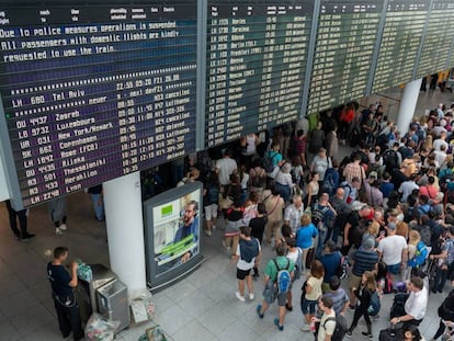 Viajeros esperando en el aeropuerto de Munich tras la cancelación este martes de 130 vuelos.