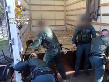 En foto, Operación de la Guardia Civil contra grupos de narcotraficantes en Andalucía. En vídeo, momento de la detención del fugitivo holandés.