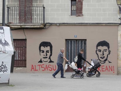 En foto, pintadas y carteles en Alsasua a favor de los encarcelados por agredir a los dos guardias civiles. En vídeo, explicación de qué sucedió en Alsasua.