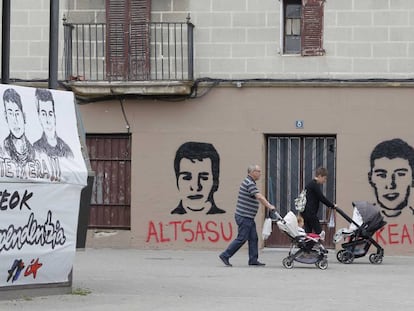 En foto, pintadas y carteles en Alsasua a favor de los encarcelados por agredir a los dos guardias civiles. En vídeo, explicación de qué sucedió en Alsasua.