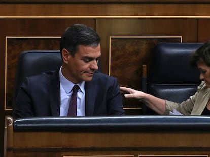 Pedro Sánchez y Carmen Calvo, durante el pleno extraordinario en el Congreso de los Diputados. En vídeo, la intervención de Calvo.