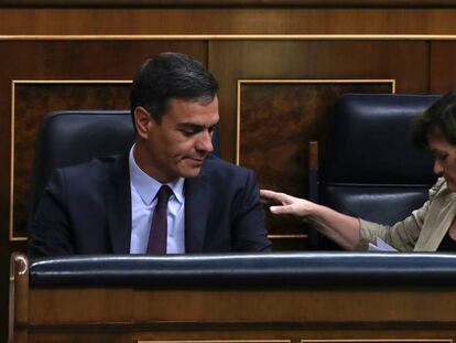 Pedro Sánchez y Carmen Calvo, durante el pleno extraordinario en el Congreso de los Diputados. En vídeo, la intervención de Calvo.