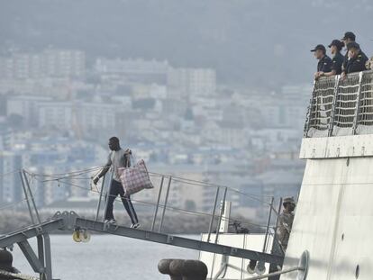 Rescued migrants disembark in Cádiz.