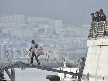 Uno de los inmigrantes del 'Open Arms' bajando del 'Audaz'. En vídeo, la llegada a España de los 15 inmigrantes del 'Open Arms'.