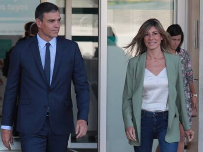 El presidente del Gobierno en funciones, Pedro Sánchez, acompañado por su mujer, Begoña Gómez, a su salida del Hospital Quirónsalud Madrid de Pozuelo de Alarcón.