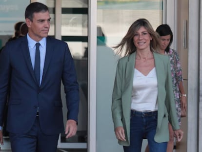 El presidente del Gobierno en funciones, Pedro Sánchez, acompañado por su mujer, Begoña Gómez, a su salida del Hospital Quirónsalud Madrid de Pozuelo de Alarcón.