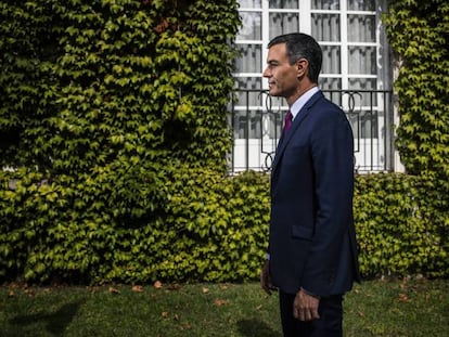 Pedro Sánchez, na passada sexta-feira nos jardins da Moncloa. Em vídeo, resumo da entrevista.