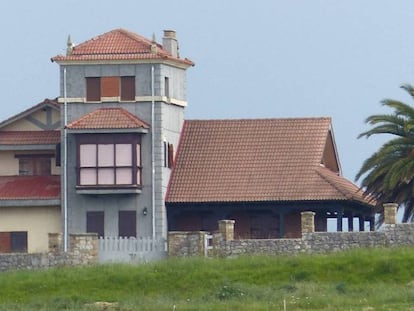 Vivienda en Cantabria propiedad de una de las empresas de Espinosa de los Monteros. En vídeo, declaraciones de Rocío Monasterio (Vox).