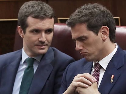 Pablo Casado y Albert Rivera, en una sesión en las Cortes. En vídeo, el análisis de Carlos Ruiz, director de asuntos públicos de LLYC, sobre España Suma.