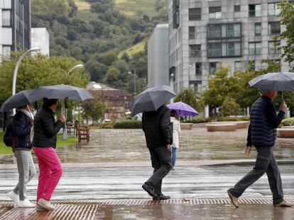 La DANA amenaza con tormentas "potencialmente peligrosas" en el Mediterráneo. En la foto, paraguas esta mañana en Bilbao.