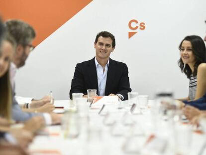 El presidente de Ciudadanos, Albert Rivera, con la ejecutiva de su partido.