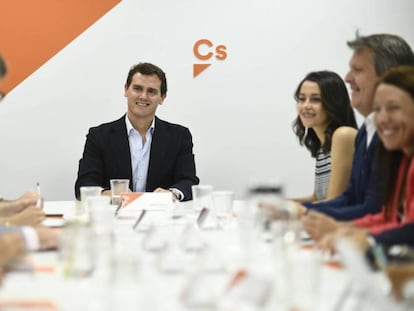 El presidente de Ciudadanos, Albert Rivera, con la ejecutiva de su partido.