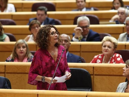 María Jesús Montero, ministra de Hacienda en funciones, en el Senado. En vídeo, su rifirrafe con el senador Fran Carrillo (Ciudadanos).