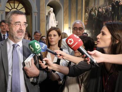 El presidente del Senado, Manuel Cruz, antes de la celebración del pleno. En vídeo, declaraciones del portavoz parlamentario de ERC, Gabriel Rufián.