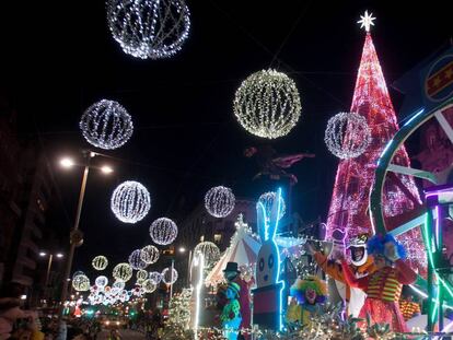 Una carroza de la pasada Cabalgata de los Reyes Magos, por las calles de Vigo. En vídeo, declaraciones de Abel Caballero.