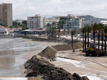 Muro de arena levantado en la playa del Arenal de Jávea para contener los daños del temporal marítimo. En vídeo, las imágenes de las lluvias torrenciales en Valencia y Albacete.