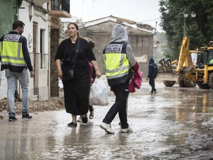 El barrio de la Canterería, en Ontinyent, ha quedado inundado tras las fuertes lluvias.