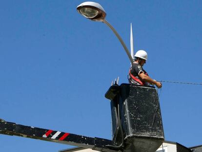 Instalación de las luces de Navidad en Vigo. En vídeo, las declaraciones del alcalde de la ciudad, Abel Caballero.