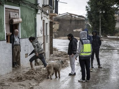 Los vecinos afectados por las inundaciones de la Canterería de Burjassot (Valencia) son desalojados de sus viviendas. En vídeo, la meteoróloga Rosemary Alker explica qué es una Dana.
