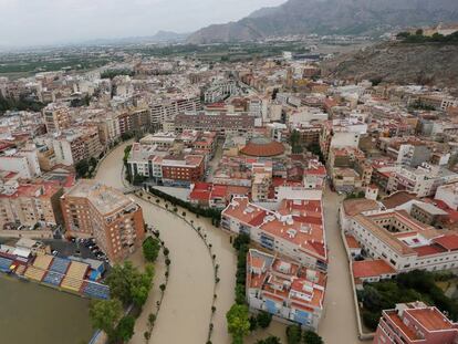 Vista aérea de la ciudad de Orihuela (Alicante) con el río Segura desbordado, este sábado. En vídeo, la gota fría inunda Orihuela.