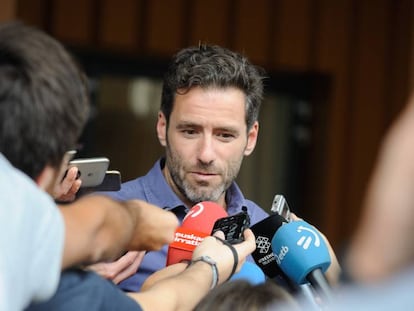 El portavoz del PP en el Parlamento Vasco, Borja Sémper, atiende a los medios de comunicación, este viernes en Vitoria (Álava).