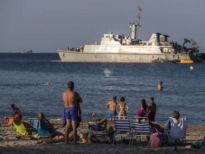El cazaminas 'Turia', varado ante la playa de La Manga el pasado 31 de agosto. En vídeo, las imágenes del buque encallado.