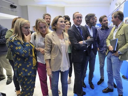 Alfonso Alonso (centro), entre los vicesecretarios nacionales, Cuca Gamarra (a su izquierda) y Antonio González Terol, este viernes en la convención del PP vasco. En vídeo, la respuesta de Borja Sémper a Cayetana Álvarez de Toledo.