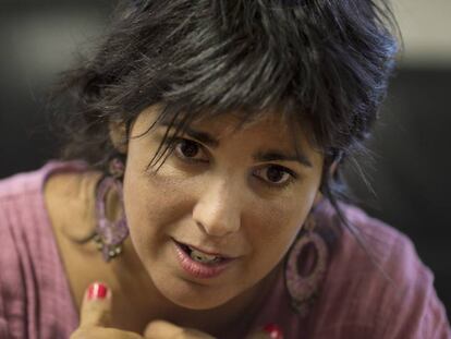 La secretaria general de Podemos en Andalucía, Teresa Rodríguez, durante la entrevista en el Parlamento andaluz.