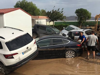 Coches e instalaciones volcados por la riada en el camping de Cabo de Gata. En vídeo, imágenes del temporal.