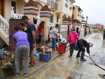 Vecinos, bomberos y Protección Civil achican agua en la población de Las Gabias (Granada), este sábado. En vídeo, las imágenes del temporal esta madrugada.