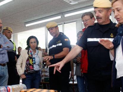 La Ministra de Defensa en funciones, Margarita Robles, en el puesto de mando en Orihuela (Alicante) desde donde se coordinan las labores de todas las fuerzas y cuerpos de seguridad que participan en las zonas afectadas por la gota fría. En vídeo, imágenes del temporal.