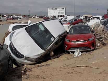 Decenas de coches arrasados por el desbordamiento del río Segura cerca de Orihuela. En vídeo, la dana deja miles de damnificados en la región de Murcia.